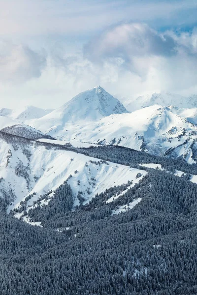 Χιόνι Που Καλύπτει Κορυφές Των Βουνών Στα Σύννεφα — Φωτογραφία Αρχείου