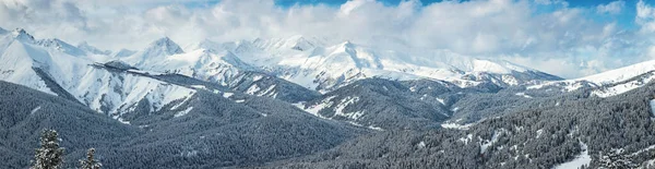 Панорама Засніжених Вершин Хмарах — стокове фото