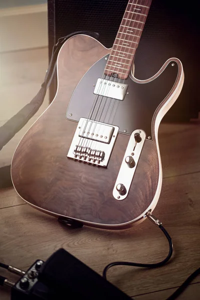 Zbliżenie Korpus Niestandardowe Gitara Elektryczna Naturalnym Wykończeniem Jest Pochylony Przed Zdjęcia Stockowe bez tantiem