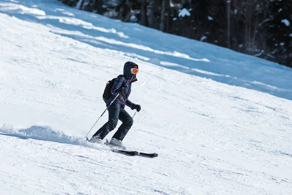 マウンテンリゾートで斜面を滑り降りるアマチュア女性スキーヤー — ストック写真