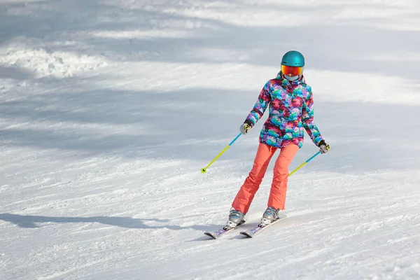 Jovem Esquiadora Aprendendo Deslizar Pela Encosta Dia Ensolarado Resort Montanha — Fotografia de Stock