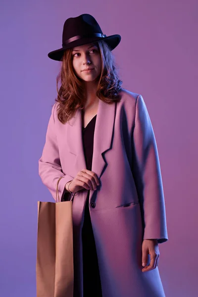 Retrato Una Joven Moda Abrigo Sombrero Con Una Bolsa Compras Imagen De Stock