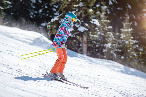 Joven Esquiador Aprendiendo Deslizarse Por Ladera Día Soleado Una Estación Imagen De Stock