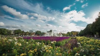 Gorky Parkı 'nın merkez çeşmeli panoramik zaman çizelgesi, Moskova, Rusya