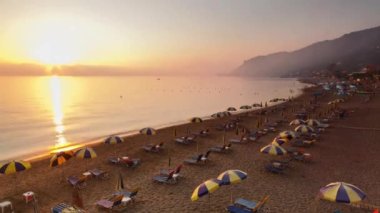 Panoramik plaj Agios Gordios, Corfu, Yunanistan, yukarıdan, gün batımında uzak kıyı şeridi sis ile kaplı.