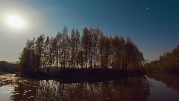 月の沈む湖の上の空のタイムラプスと夕暮れ時の星の追跡 — ストック動画