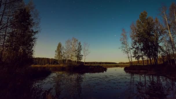 Gökyüzünün Zaman Çizelgesi Yıldız Izleriyle Dolu Bir Gölün Üzerinde — Stok video