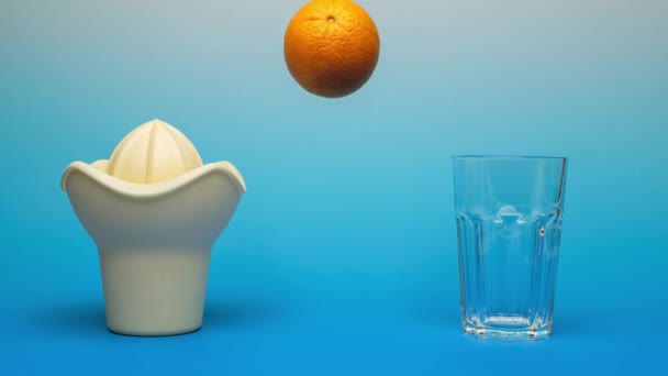 青を基調にしたフレッシュオレンジジュースのコンセプトストップモーションアニメーション ガラスの中で酒を飲みながら — ストック動画