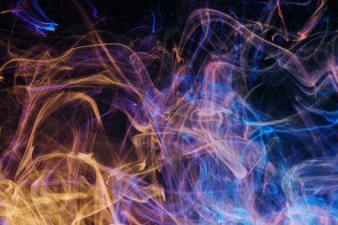 Siyah arka planda suyun içinde renkli mürekkep karışımı bir şey. Soyut konsept fotoğraf