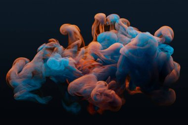 Koyu arkaplanda kırmızı ve mavi mürekkep akışı çarpışması. Soyut konsept fotoğraf