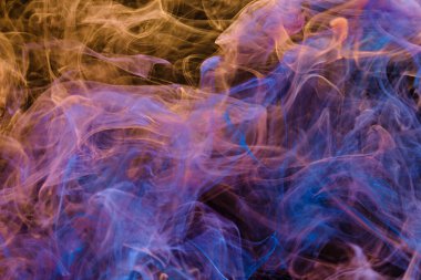 Siyah arka planda suyun içinde renkli mürekkep karışımı bir şey. Soyut konsept fotoğraf