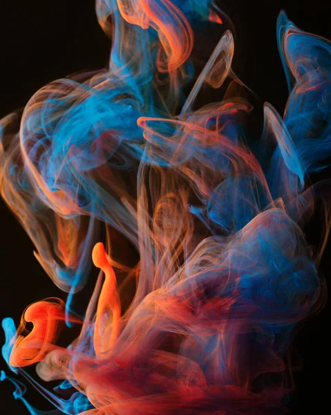 Siyah Arka Planda Suyun Içinde Renkli Mürekkep Karışımı Bir Şey — Stok fotoğraf