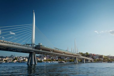 İstanbul şehri manzarası. Körfezin karşısındaki Altın Boynuz Köprüsü manzarası..
