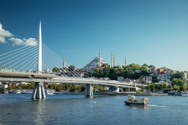 İstanbul şehir manzarası. Altın Boynuz Köprüsü ve Süleyman Camii 'nin manzarası.