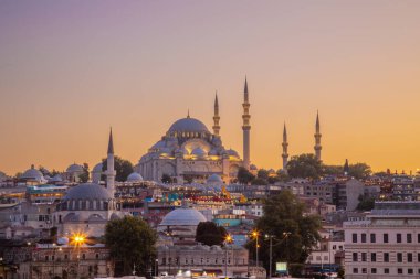 İstanbul Karaköy 'deki Altın Boynuz ve Galata Kulesi üzerindeki Galata Köprüsü panoramik görünümü