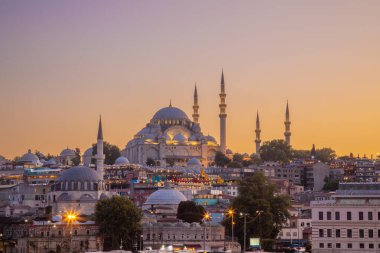 İstanbul Karaköy 'deki Altın Boynuz ve Galata Kulesi üzerindeki Galata Köprüsü panoramik görünümü