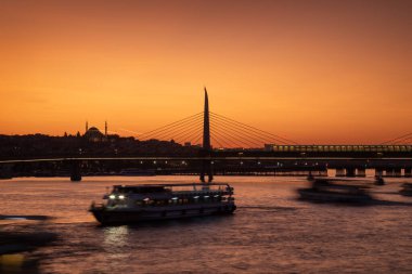 Golden Horn Körfezi 'nde gün batımında feribot ve tekneler, İstanbul, Türkiye