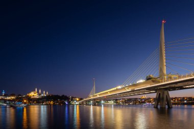 Altın Boynuz Köprüsü ve Süleyman Camii 'nin gece manzarası, İstanbul, Türkiye