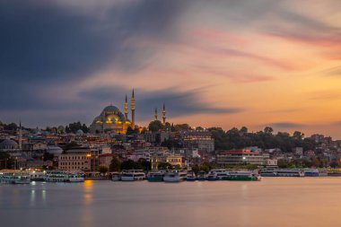 Günbatımında tarihi Süleyman Camii ve feribotlu Altın Boynuz. İstanbul, Türkiye.