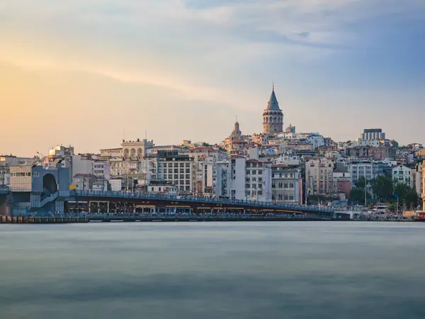 土耳其伊斯坦布尔Karakoy金角楼和Galata塔上方Galata桥全景 图库图片