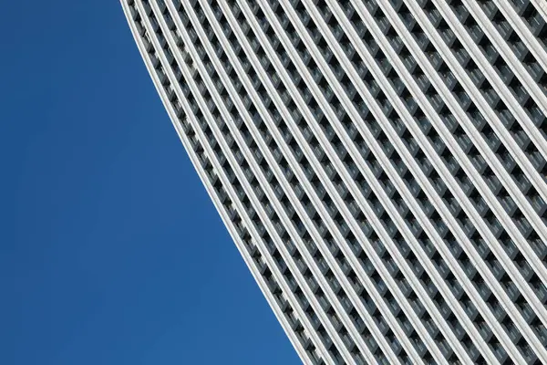 Minimalistická Fotografie Části Moderní Budovy Opakujícím Vzorem Jejím Vnějším Povrchu — Stock fotografie