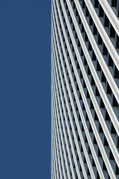 Modern Bir Binanın Dış Yüzeyinde Tekrar Eden Desenler Olan Minimalist — Stok fotoğraf