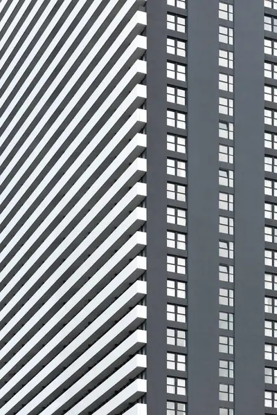 现代灰白色公寓楼一部分的简约照片 免版税图库图片
