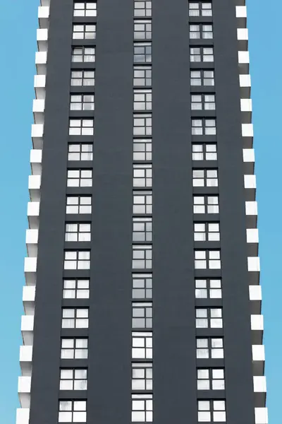 近代的な高層ビルの断片は明確な青空に対して高い立っています ストック写真