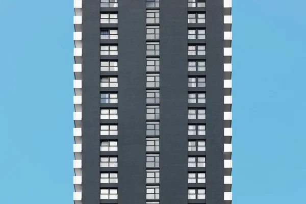 Frammento Grattacielo Moderno Erge Alto Contro Cielo Blu Chiaro Immagine Stock