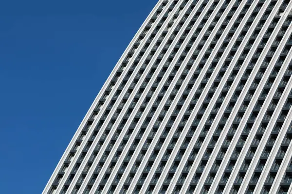 Ett Minimalistiskt Foto Del Modern Byggnad Med Repetitiva Mönster Utsidan Royaltyfria Stockfoton
