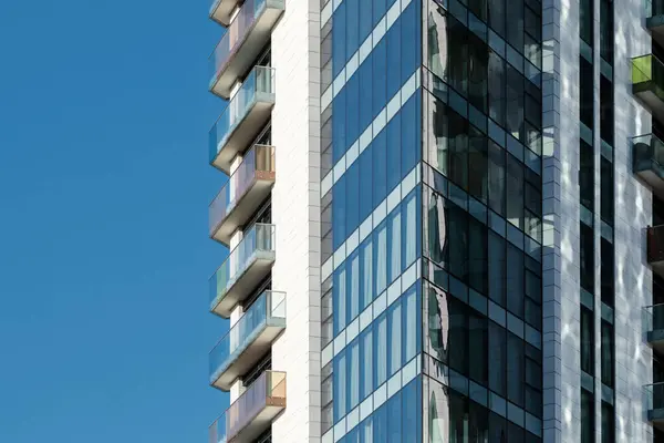 Dettaglio Moderno Edificio Residenziale Vetro Acciaio Cemento Contro Cielo Azzurro Fotografia Stock