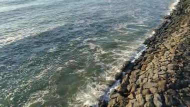 Vahşi deniz manzarası boyunca çarpan dalgaların insansız hava aracı görüntüsü