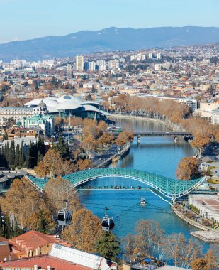 Gürcistan 'ın Tiflis kentindeki kış manzarasında Kura Nehri, Barış Köprüsü ve Kamu Hizmetleri Salonu' nun eşsiz mimarisi sergileniyor..