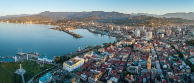 Batumi limanının, limanın ve kırmızı çatılı binaların tarihi bölgesinin havadan görüntüsü..