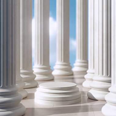 Boş ürün standı mavi gökyüzünün altında flüt sütunlarla çevrili, vitrin eşyaları için mükemmel..