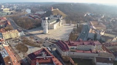 Litvanya 'nın başkenti Vilnius' un yüksek perspektifi, ana meydan, çan kulesi ve tarihi binalar.