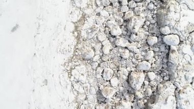 Dron görüntüsü pürüzsüz, kümelenmiş buz kümeleriyle pürüzsüz, katı bir alan ile çelişiyor.