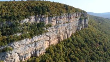 Kafkasya 'nın geniş bir ormanlık alanıyla çevrili muazzam bir kireçtaşı duvarın çarpıcı manzarası..