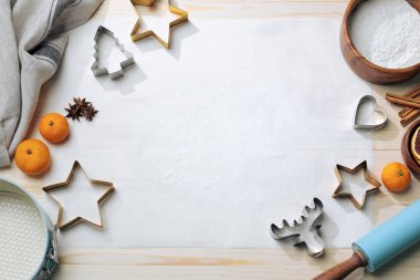 Tatil malzemeleri ve hamur hazırlama için un tozlu bir alanı çevreleyen aletlerden oluşan tepeden tırnağa çerçeve.