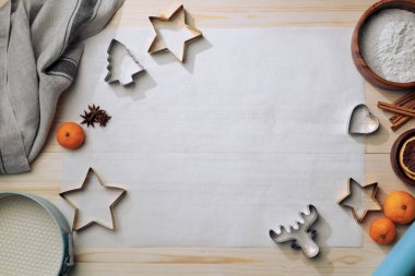 Tatil malzemeleri ve hamur hazırlama için un tozlu bir alanı çevreleyen aletlerden oluşan tepeden tırnağa çerçeve.