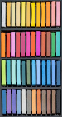 Bir kutu pastel tebeşir. Pastel tebeşir kutusundaki birçok farklı, yoğun renk. Bir sanat eseri yaratmak için güzel renkler. 