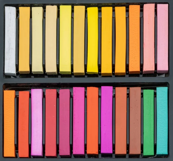 Sebuah Kotak Chalks Pastel Banyak Berbeda Warna Intens Dalam Kotak — Stok Foto