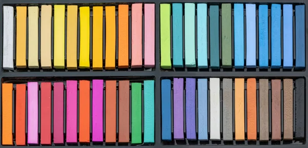 Ένα Κουτί Παστέλ Κιμωλίες Πολλά Διαφορετικά Έντονα Χρώματα Ένα Παστέλ — Φωτογραφία Αρχείου