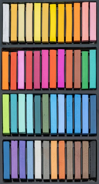 Una Caja Tiza Pastel Muchos Colores Diferentes Intensos Una Caja —  Fotos de Stock
