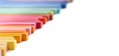 Beyaz arkaplanda, üst üste renkli tebeşirler