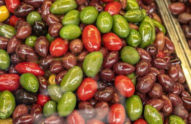 Markette renkli zeytinler. Kırmızı, yeşil, mor ve sarı zeytinler..