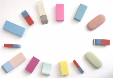 Silgi kağıda bir daire şeklinde yerleştirilmiş.