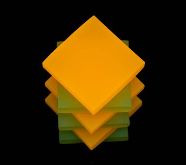 Siyah arkaplanda floresan turuncu ve yeşil kareler