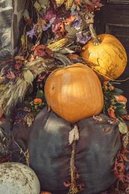 Cadılar Bayramı süslemeleri evin kapısının yanında.