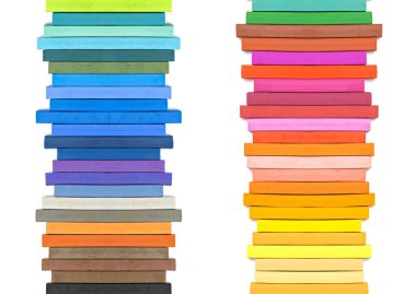 Beyaz arkaplanda gökkuşağı spektrumu olarak düzenlenmiş sert tebeşir pastelleri